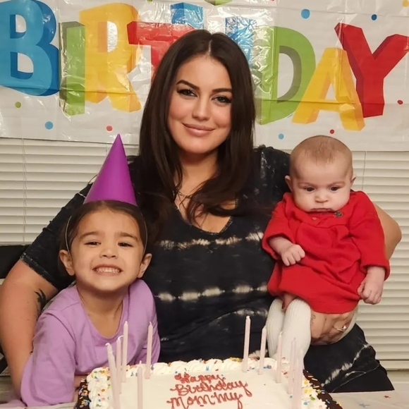 Meet your Posher, Danielle - Picture 3 of 3